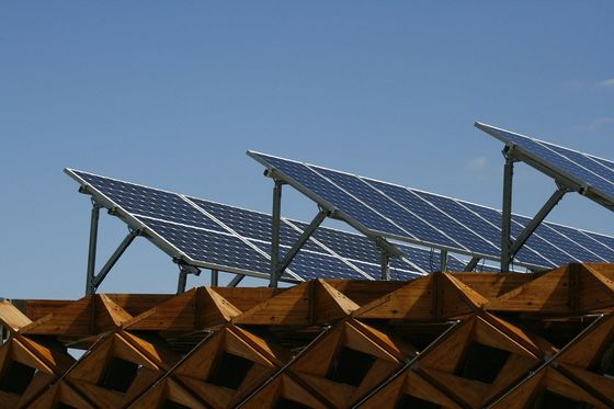 Sistema solar de 2 Kwp picovolt que aterra o módulo solar Monocrystalline 540W 550W 560W das pilhas BIPV da pilha 96 do picovolt